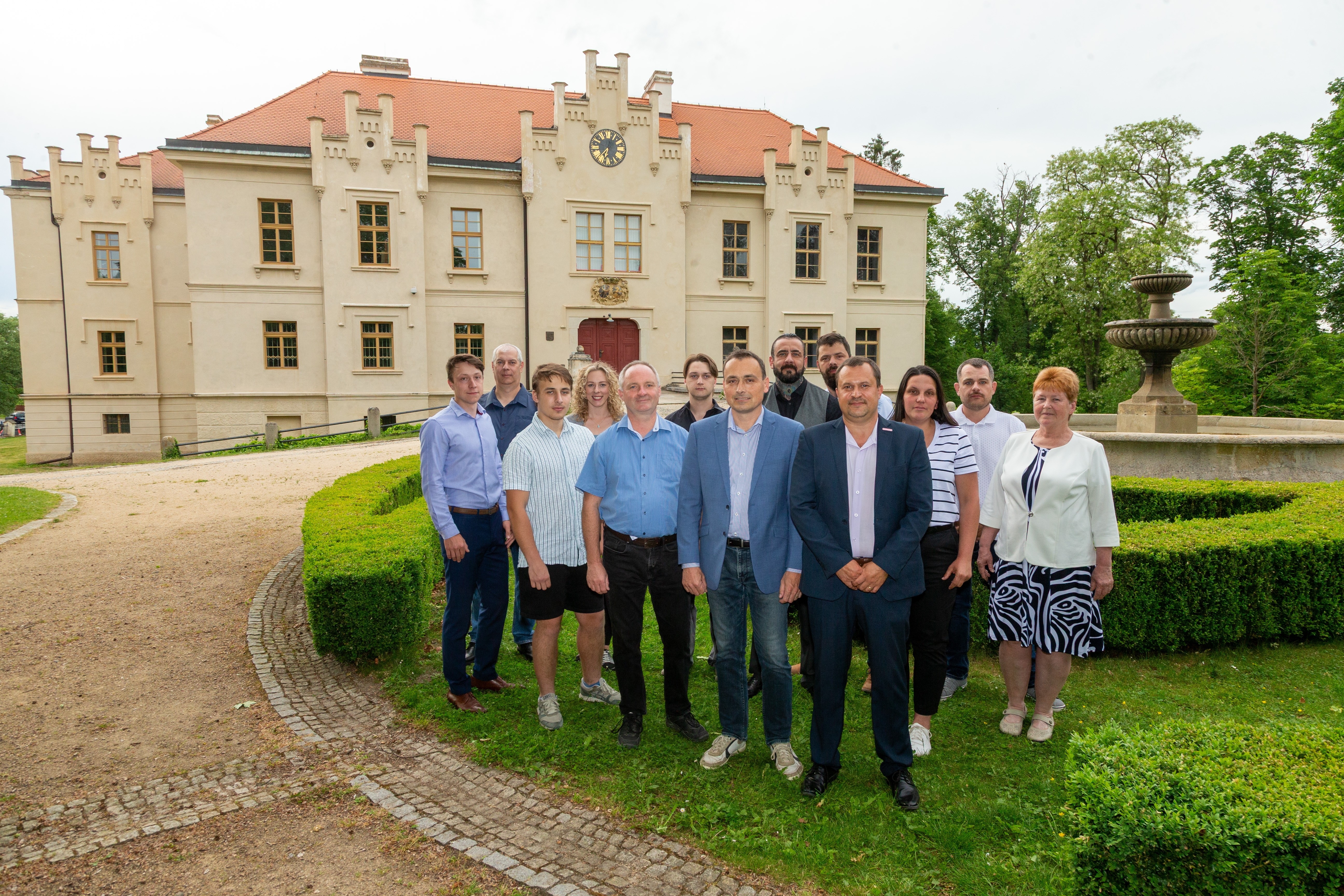 Celý tým kandidátů STAN Blovice před blovickým zámkem